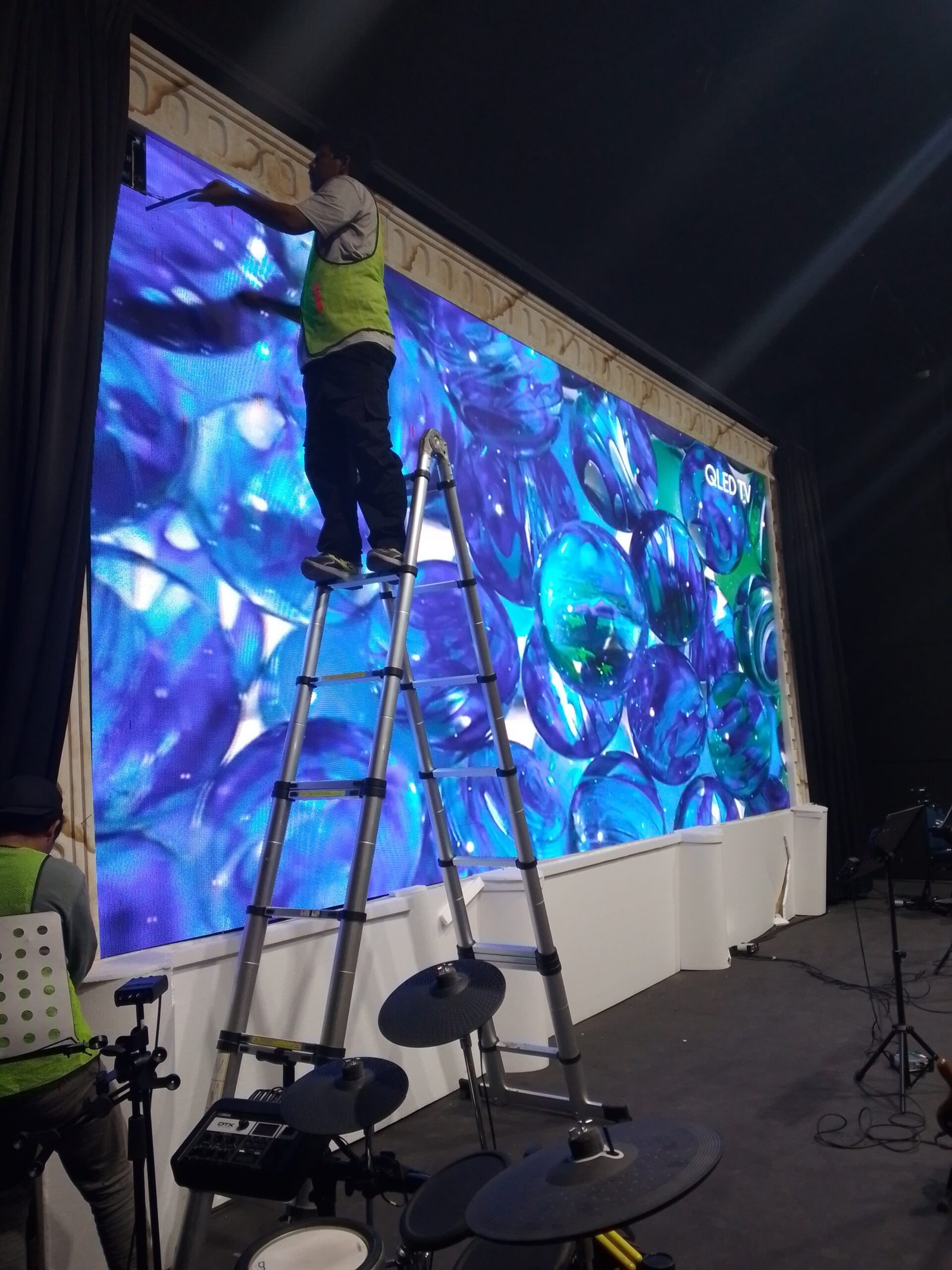 Teknisi memperbaiki dan melakukan perawatan videotron LED untuk memastikan tampilan layar tetap optimal